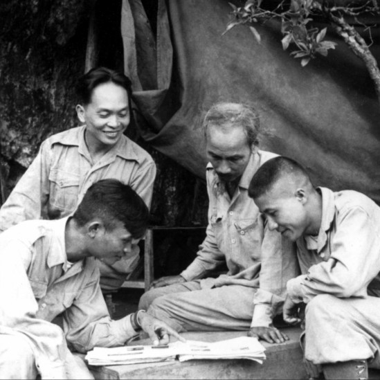 Một bức hình khá hiếmcủa AP, chụp tướng Giáp thảo luận kế hoạch hành quân cùng Chủ tịch Hồ Chí Minh năm 1950.